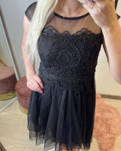 Must tülliga kleit