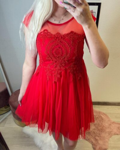Punane tülliga kleit